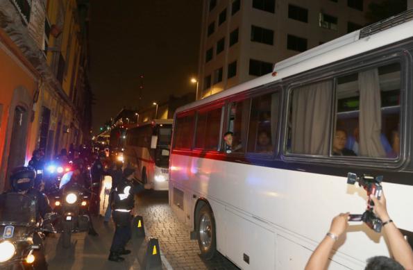 Policía Federal desaloja a CNTE de Santo Domingo; maestros acusan represión
