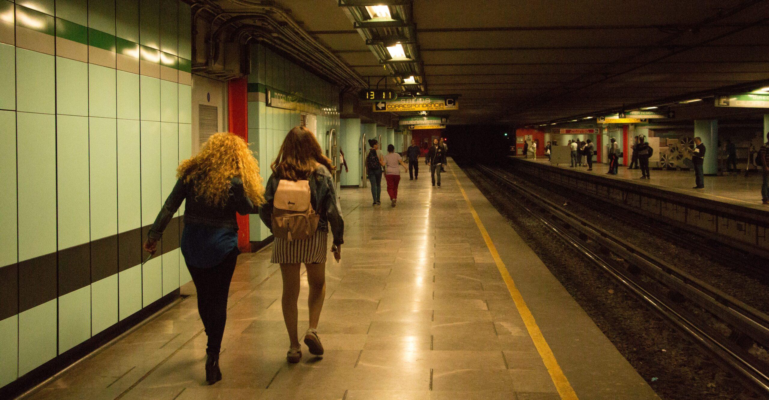 Detienen a dos sujetos por acoso dentro del Metro; tomaron fotos o grabaron a dos jóvenes