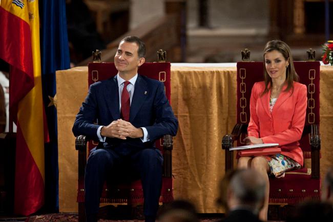 Policía española impedirá exhibir banderas republicanas en primer recorrido de Felipe VI