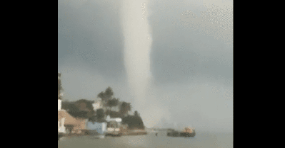 Una tromba marina se forma en las costas de Coatzacoalcos (fotos y videos)