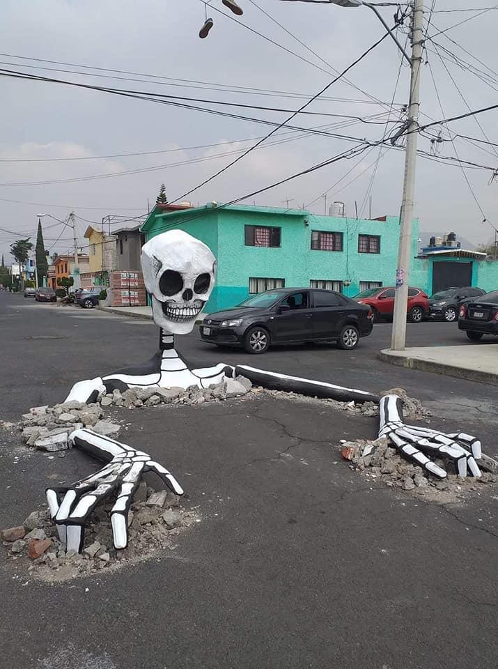 No, no son baches: las *calaveras gigantes de Tláhuac son una tradición*