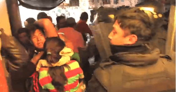 Detienen a granadero por golpear con el casco a manifestante el 2 de octubre