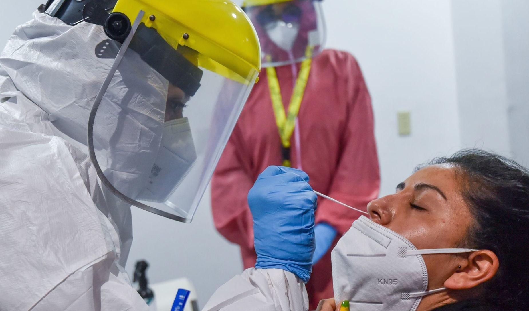 Salud CDMX suspende módulo de pruebas COVID en Aeropuerto por irregularidades administrativas