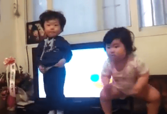 Y en Corea los niños bailan…. así