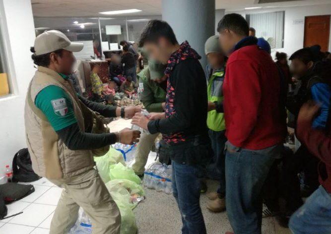 Detienen a 109 migrantes centroamericanos que buscaban pasar en un camión de carga a EU