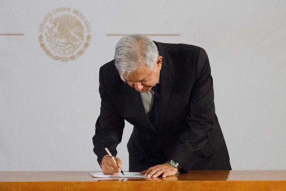 AMLO firma compromiso de no reelección: “6 años bastan para desterrar la corrupción”, dice