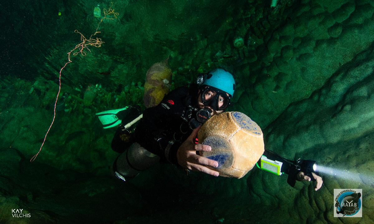 Limpiar el inframundo maya: *los buzos que buscan sanear los cenotes en Yucatán*