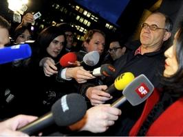 Declaran culpable a exbanquero suizo por entregar datos a Assange