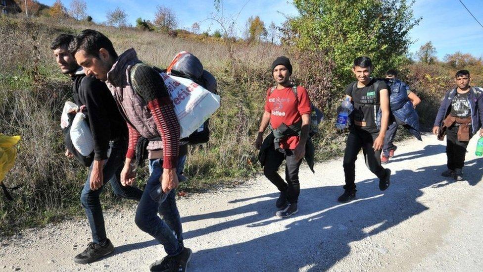 La caravana de miles de migrantes olvidada en Europa