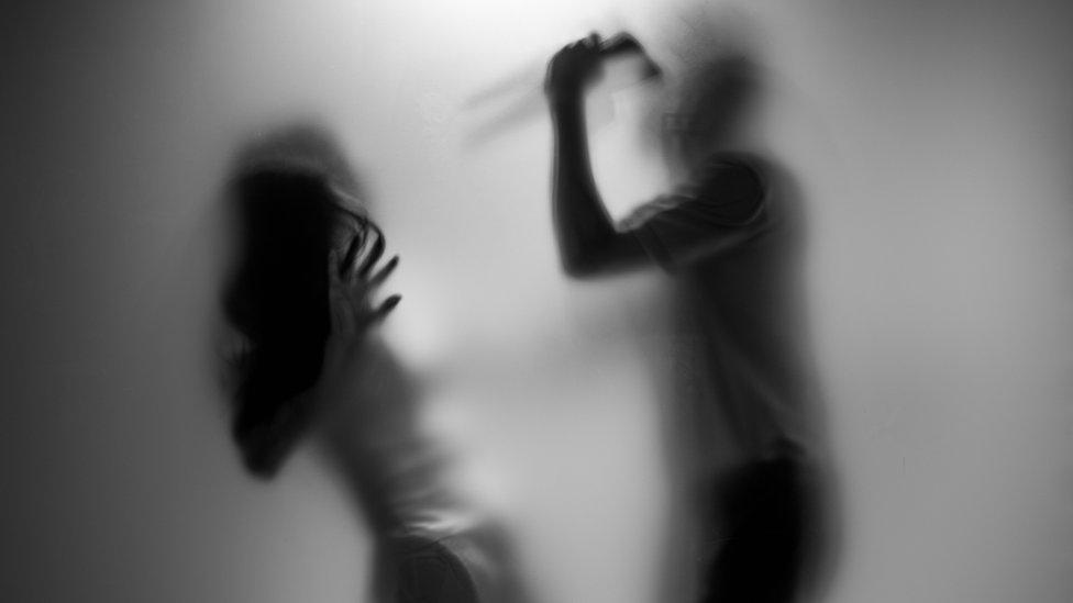 “Me hablaba de violación y tortura con todo tipo de detalle”: las brutales confesiones de la víctima de un acosador online en serie