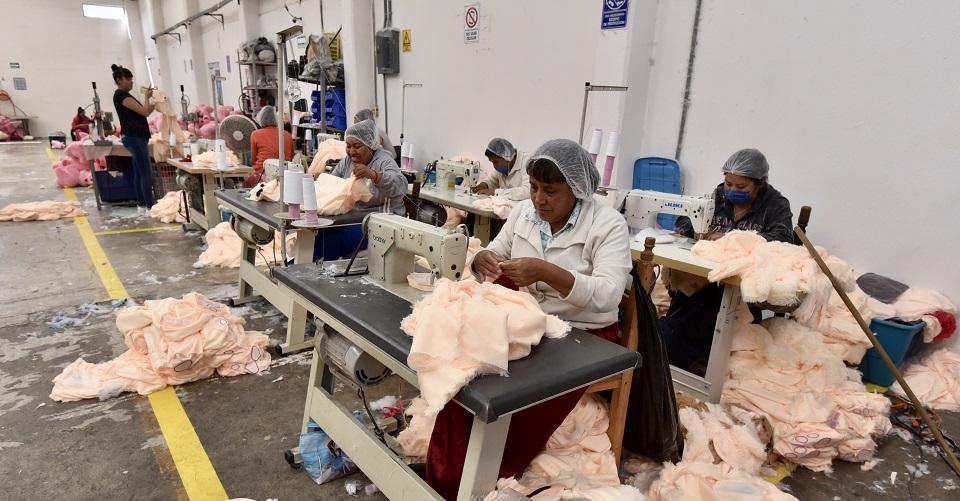 Generación de empleo, a la baja en primer semestre: Semáforo Económico