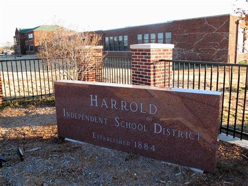 Profesores dan clases armados en escuela de Texas