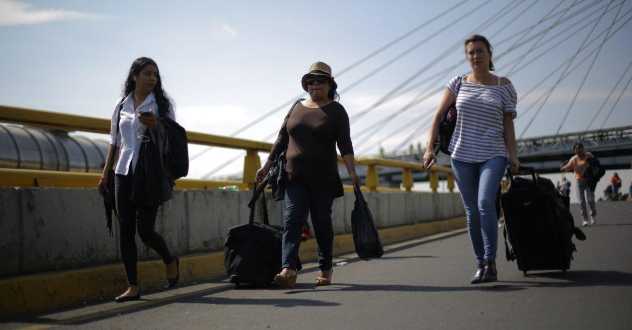 Protesta de policías federales en el Aeropuerto afecta Metro y Metrobús