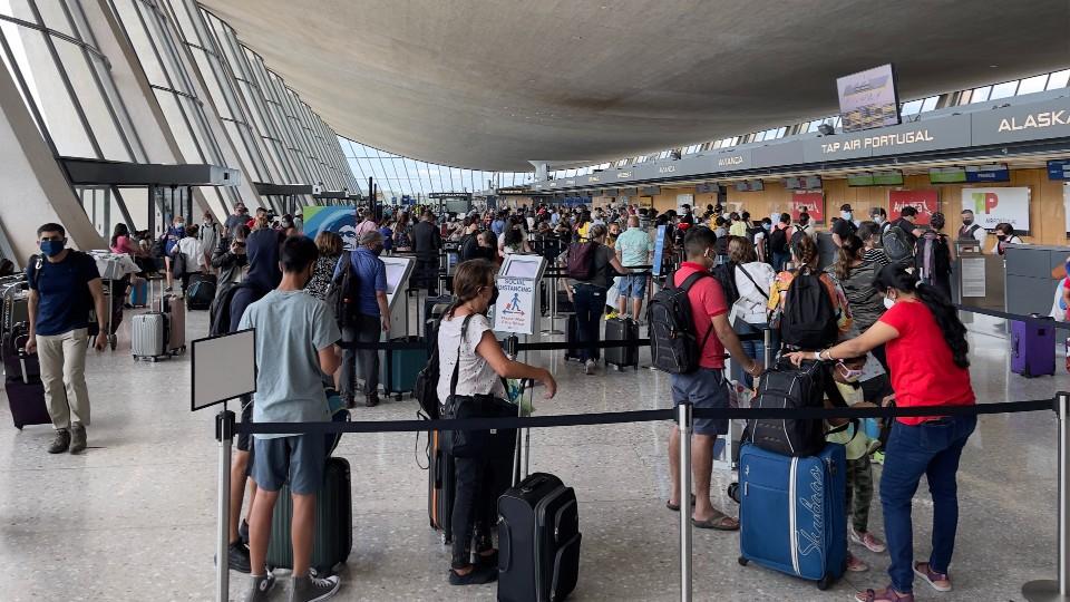 EU exigirá a viajeros estar vacunados contra COVID para ingresar al país