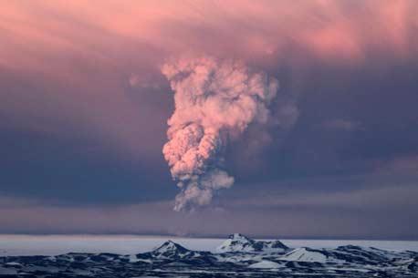 Cesa actividad en volcán en Islandia; se disipan las nubes de ceniza