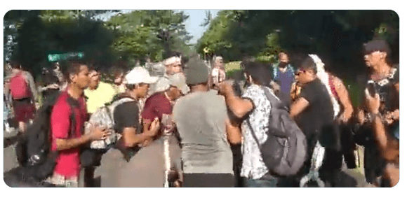 Migrantes se enfrentan a operativo de la Guardia Nacional antes de llegar a Tonalá, Chiapas