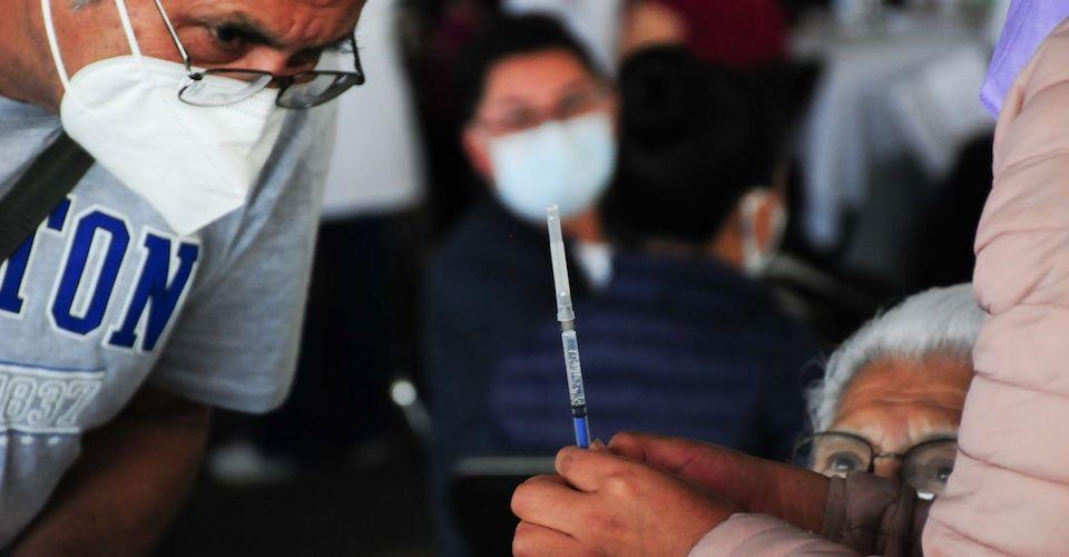 Salud iniciará vacunación a mayores de 50 años en mayo