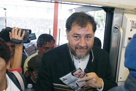 Fernández Noroña  advierte que no será candidato cómodo al registrarse para el GDF