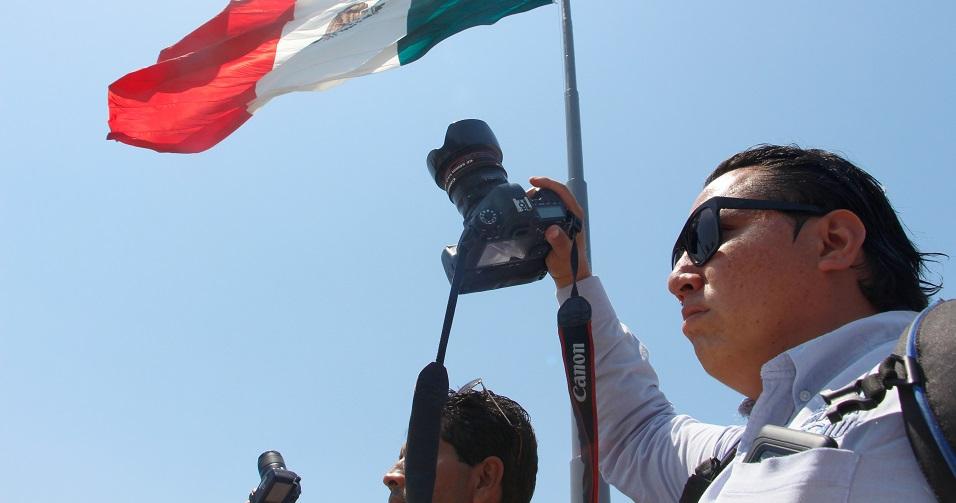 Sin trabajo, desplazados y pendientes de un botón de pánico: así viven los periodistas bajo el Mecanismo de Protección