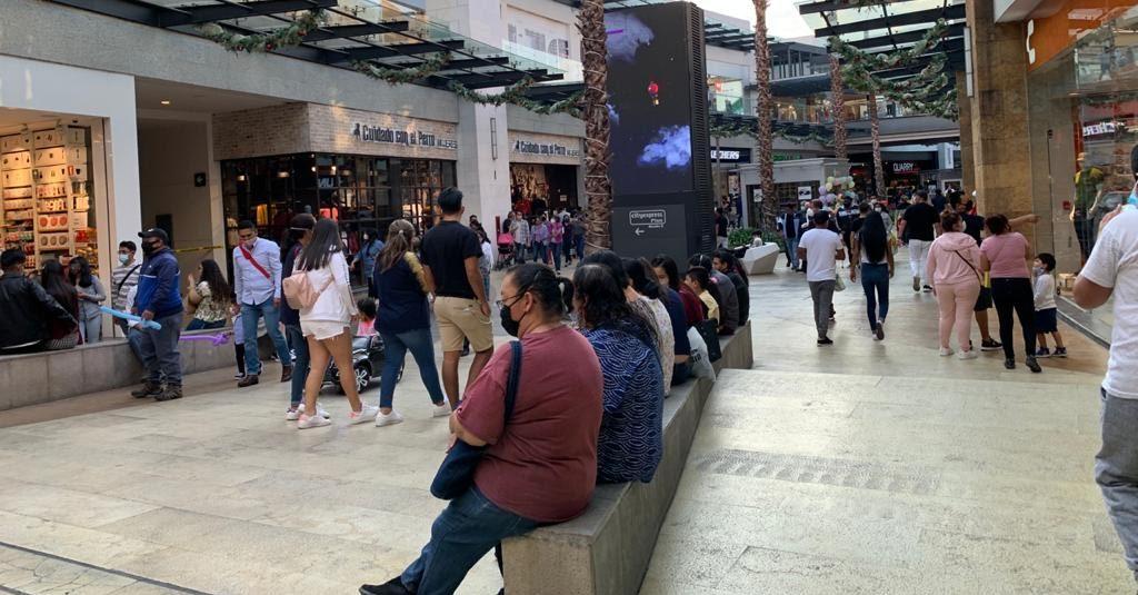 Hay centros comerciales llenos, restaurantes y antros abiertos en Edomex, pese a alza de casos COVID
