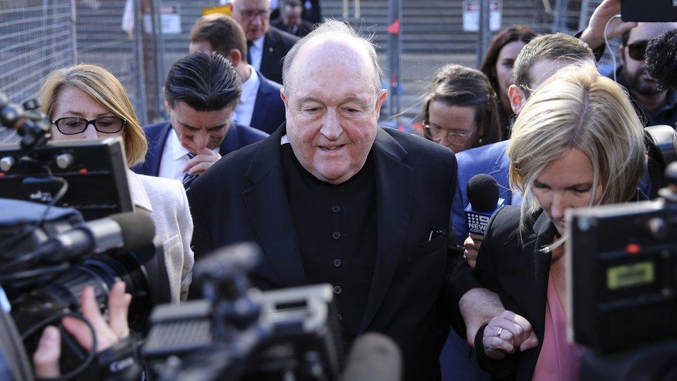 Quién es el arzobispo Philip Wilson, el más alto clérigo católico jamás condenado por encubrir abusos sexuales a menores