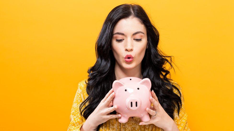 Por qué ahorrar no es la clave para aumentar tu dinero (y qué opciones son más efectivas)