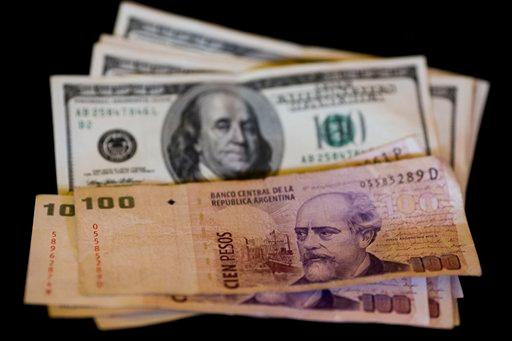 Argentina autoriza la compra de dólares tras fuerte devaluación