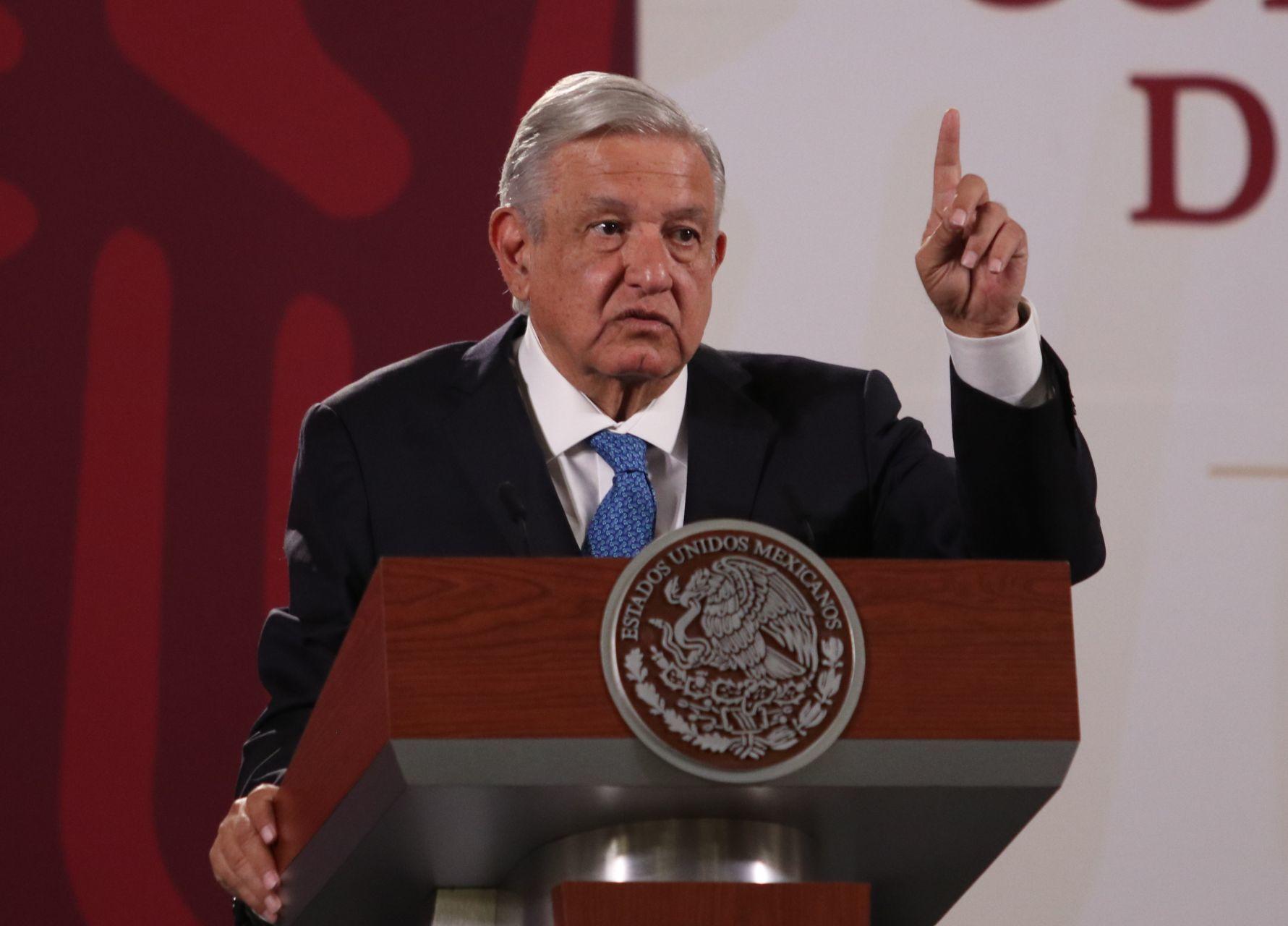 AMLO anuncia aumentos salariales para militares, policías, médicos y enfermeras