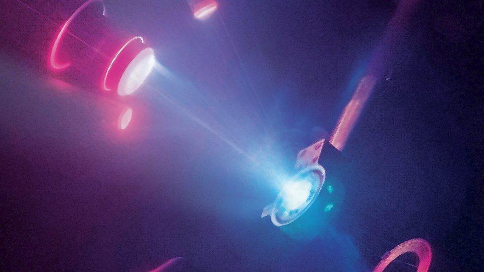 Cómo es el hielo superiónico, el intrigante estado que es líquido y sólido al mismo tiempo cuya existencia se acaba de probar