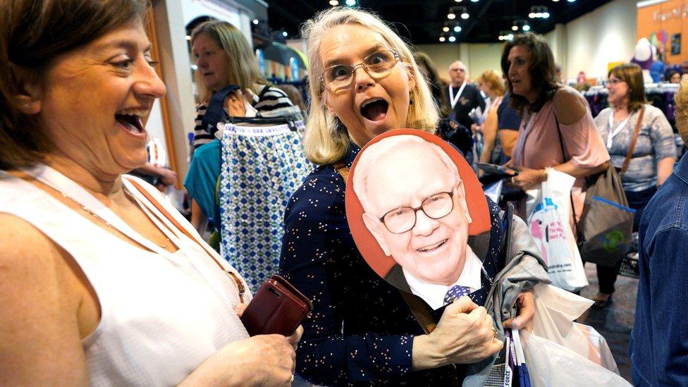 De qué se trata la conferencia anual del multimillonario Warren Buffett que atrae a miles de personas a su ciudad natal