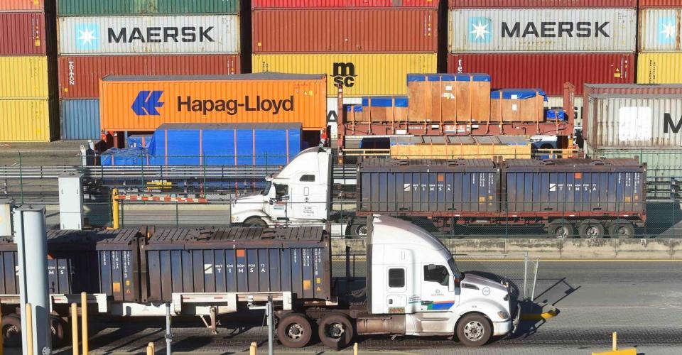 SAT destituye a 32 administradores de aduanas por presunta corrupción