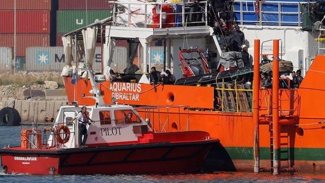 Valencia, España, recibe a los 630 migrantes rescatados en el Mediterráneo rechazados por Malta e Italia