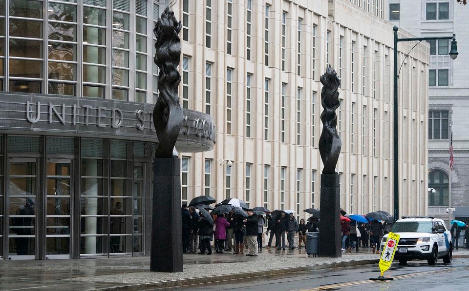 Cártel de Sinaloa pagó millones en sobornos a EPN y FCH, dice abogado del Chapo; Calderón y el gobierno lo niegan