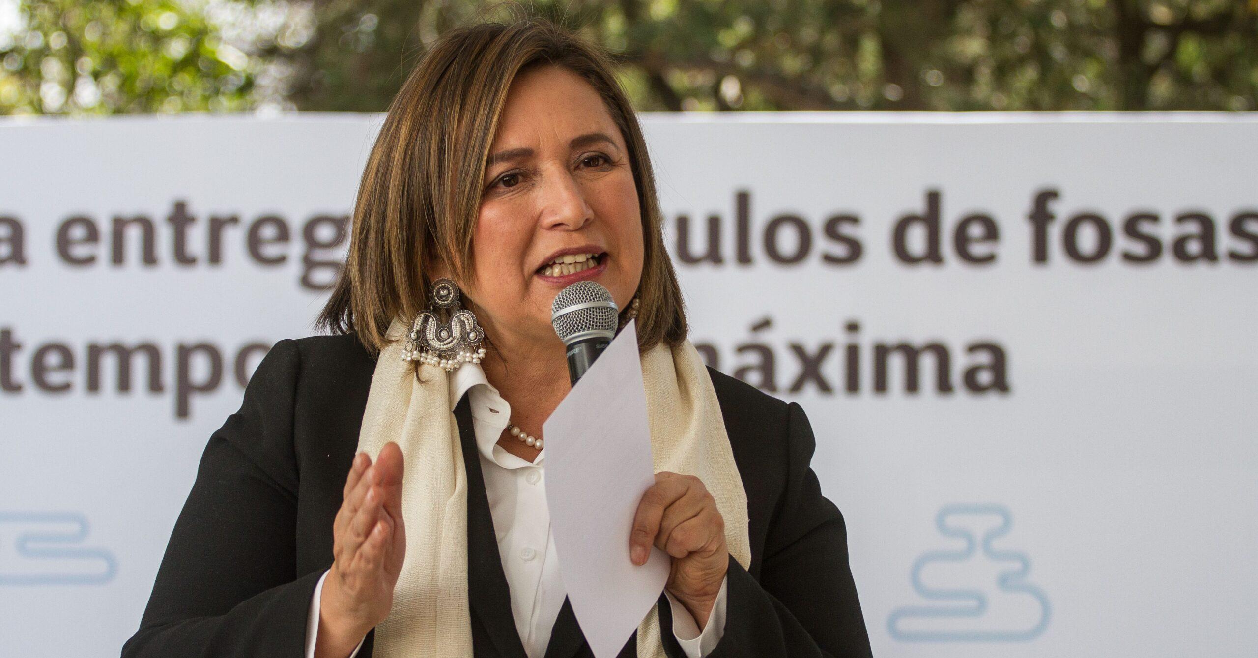 Lanzan papas a Xóchitl Gálvez en tianguis de Tlalnepantla por hacer campaña a favor de Josefina