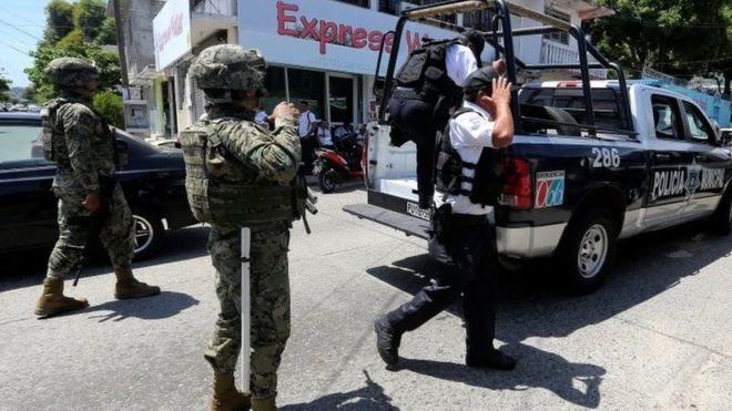 México: desarman e investigan a toda la policía de Acapulco por supuestos vínculos con el narcotráfico