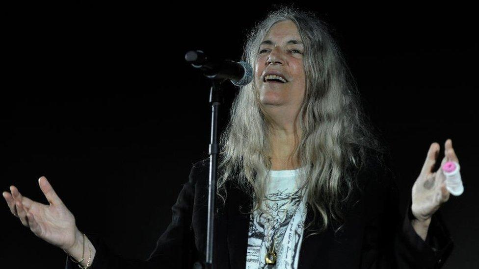 Mucha gente en EU quiere a los mexicanos: el mensaje de unidad de Patti Smith
