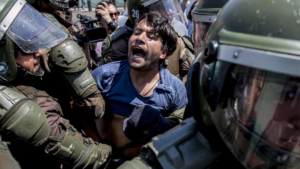 Chile: por qué la muerte de un joven mapuche por disparos de la policía causa controversia y protestas