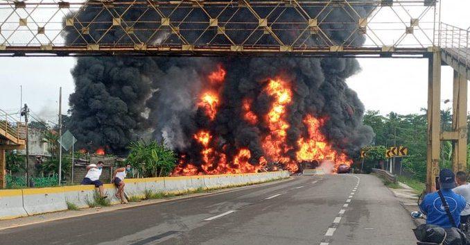 Mueren cuatro personas tras explosión de pipa de diesel en Tabasco