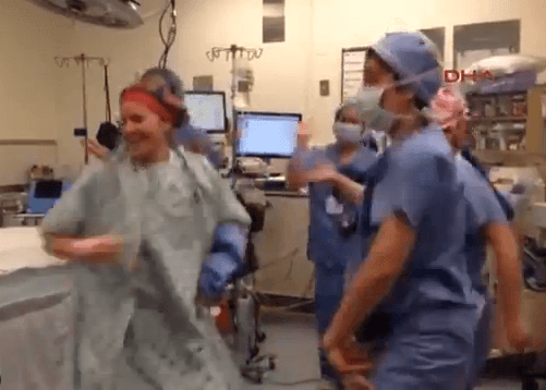 Antes de una doble mastectomía… un bailecito