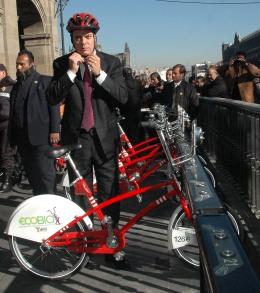 Apuesta Ebrard por no dividir al PRD en 2012