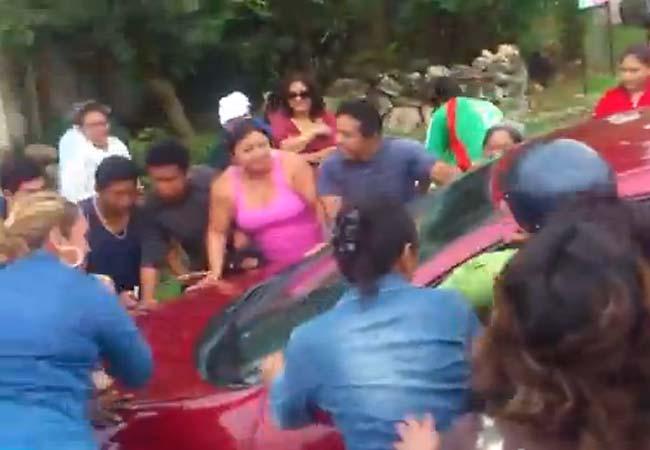 Maestra atropella a padres de familia en Campeche