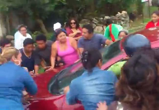Maestra atropella a padres de familia en Campeche (video)