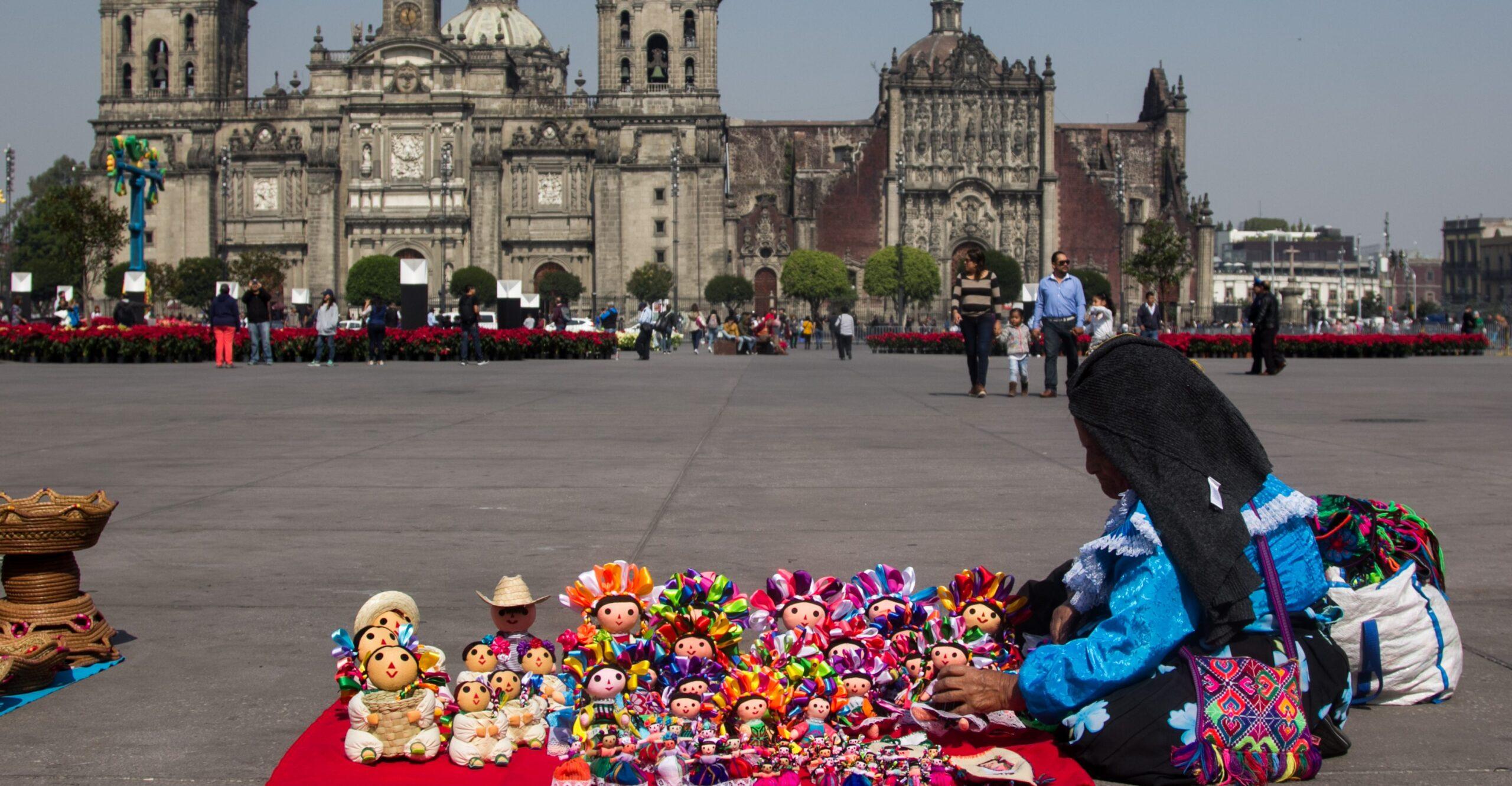 Despiden a funcionarios que quitaron mercancía a comerciantes indígenas en CDMX