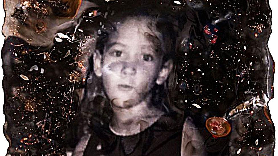 “Mi padre trató de ahorcarme con el cable del teléfono”: el doloroso relato de 6 jóvenes expulsados de sus familias por ser gay