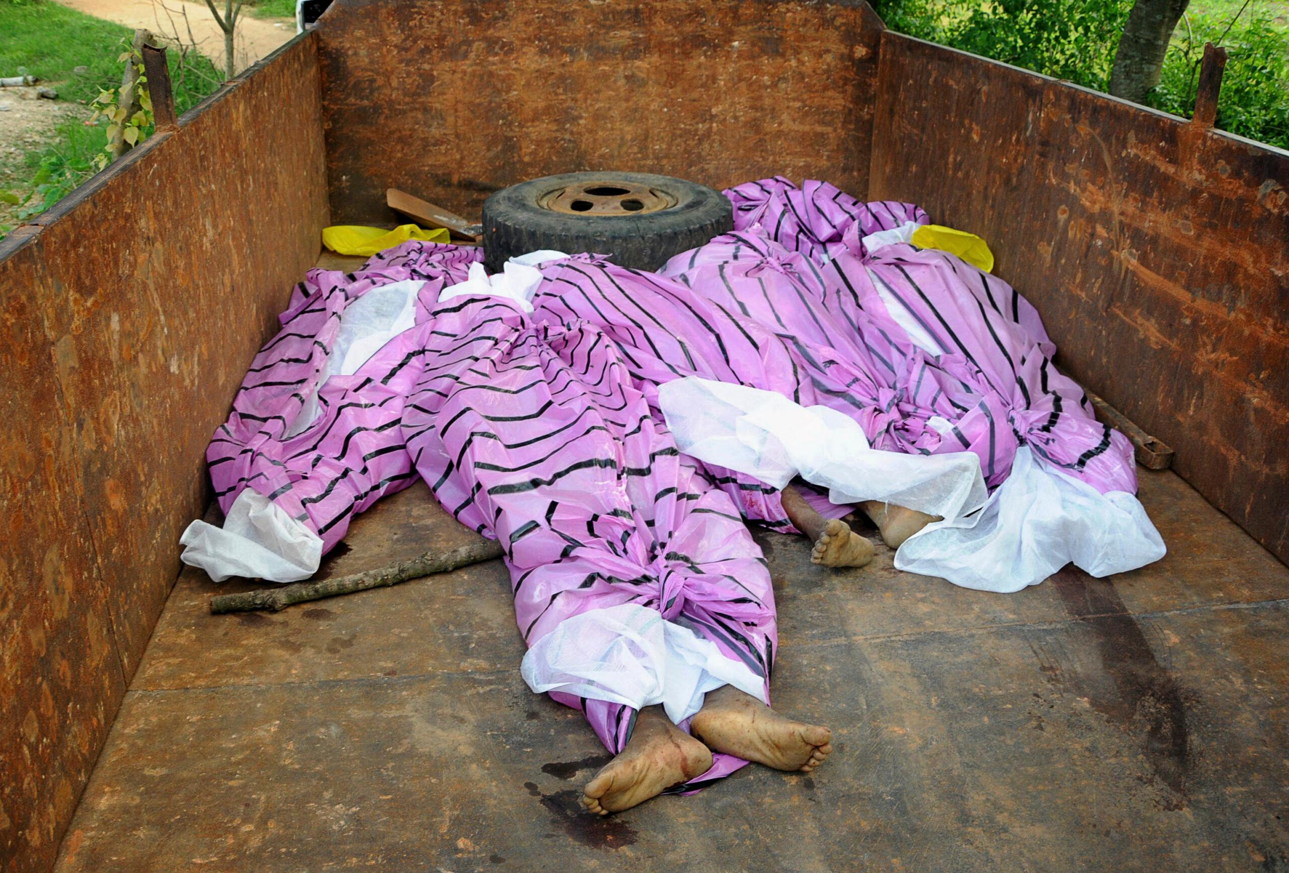 Fue violada y será obligada a cargar una roca de 40 kilogramos