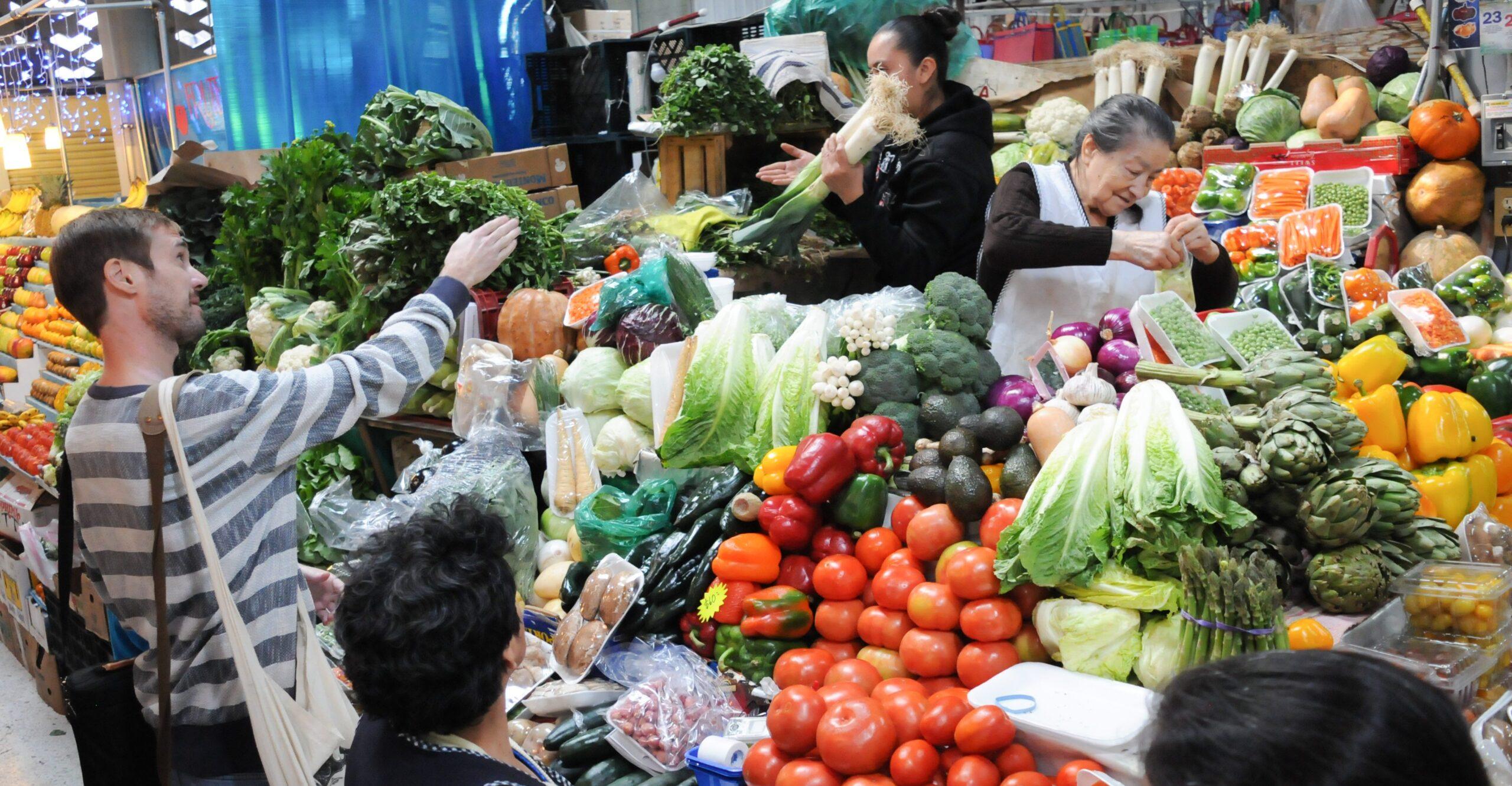 Cae por cuarto mes la confianza de consumidores mexicanos; reducen sus expectativas económicas