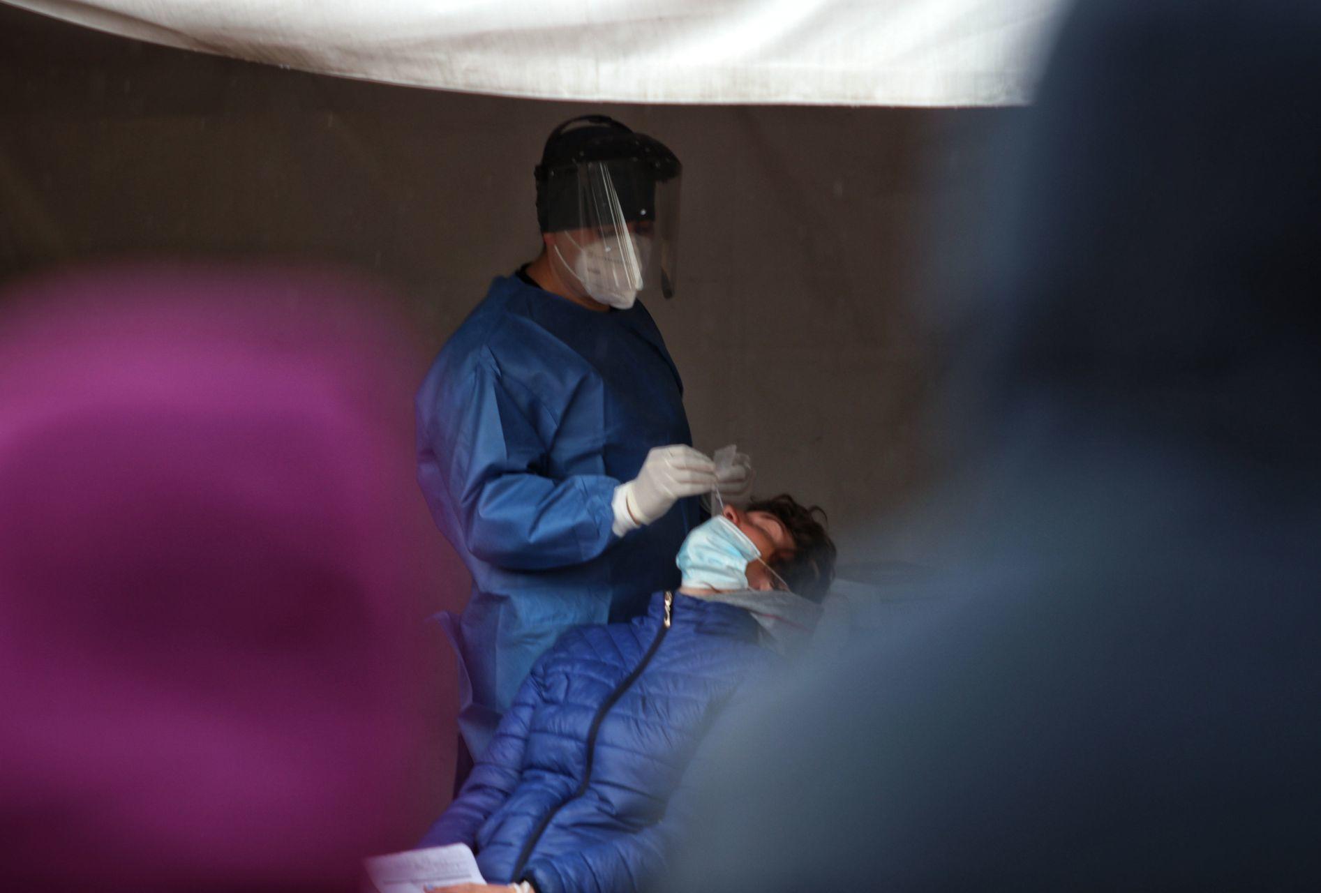 México supera las 234 mil muertes por COVID; vacunan al 39% de la población