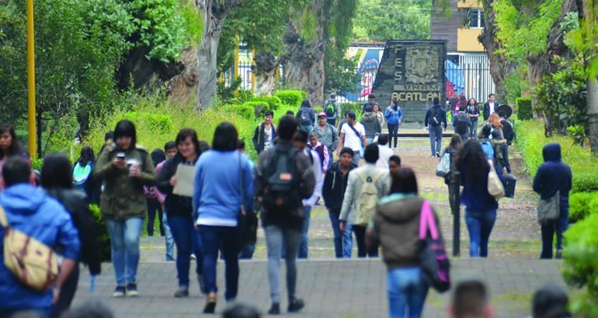 Estudiantes de la FES Acatlán protestan por la violación contra una de sus compañeras en la vía pública