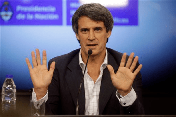 Nuevo gobierno de Argentina pone fin a las polémicas restricciones a la compra de dólares