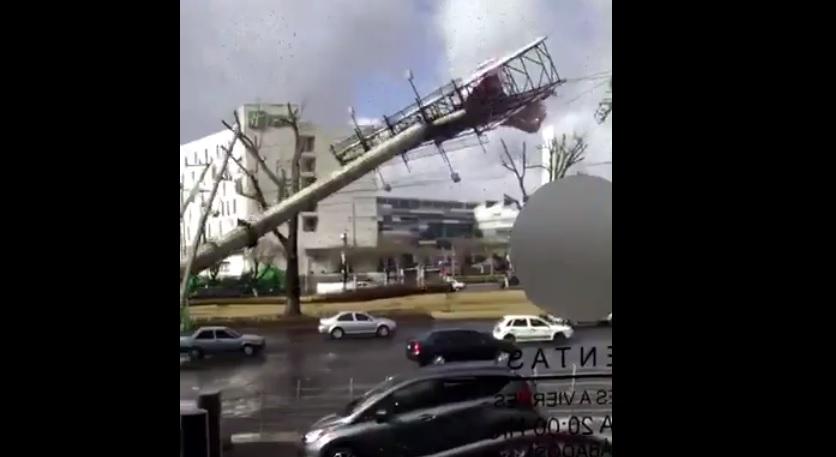 Un anuncio espectacular cae sobre autos en Metepec; 5 personas quedan lesionadas